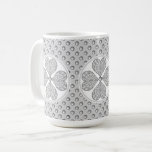 Taza De Café Gris de encaje cerámico<br><div class="desc">Impresión de encaje añadida a un efecto cerámico para este patrón fino con algunos incrustaciones de perlas o caboquones (dibujados). Un estilo original muy cuidado y elegante. Aquí, en gris claro, que da un estilo romántico, este patrón también existe en negro, azul claro y azul de Grecia en otras de...</div>