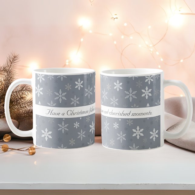 Taza De Café Gris y copos de nieve blancos personalizados (Vintage Grey and White Snowflakes Personalized Coffee Mug)