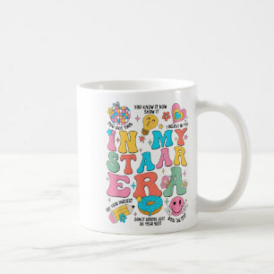 Taza De Café Groovy En Mi Era Starr Día De Pruebas Profesor Niñ