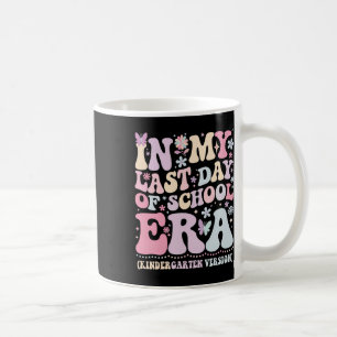Taza De Café Groovy En Mi Último Día De Época Escolar Jardín De