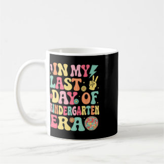 Taza De Café Groovy En Mi Último Día De Jardín De Infantes Era