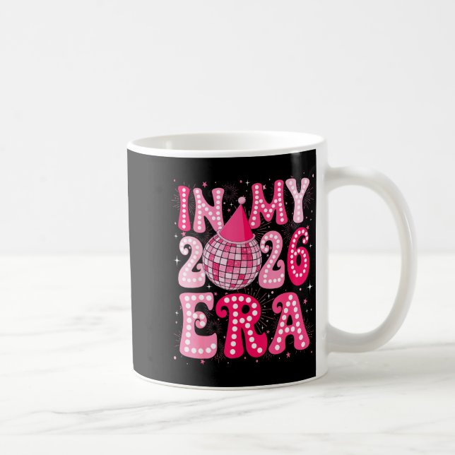 Taza De Café Groovy In My 2026 Era Happy New Year 2026 New Year (Derecha)