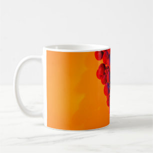 Taza De Café Grupo de uva azul en luz de neón naranja. Alimento