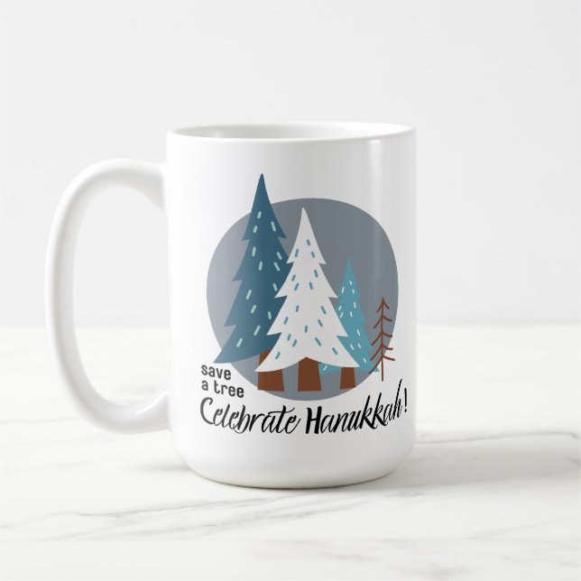 Taza De Café Guardar un árbol - Celebrar Hanukkah (Izquierda)