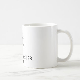 Taza De Café Guarde el amo tranquilo del melé está aquí