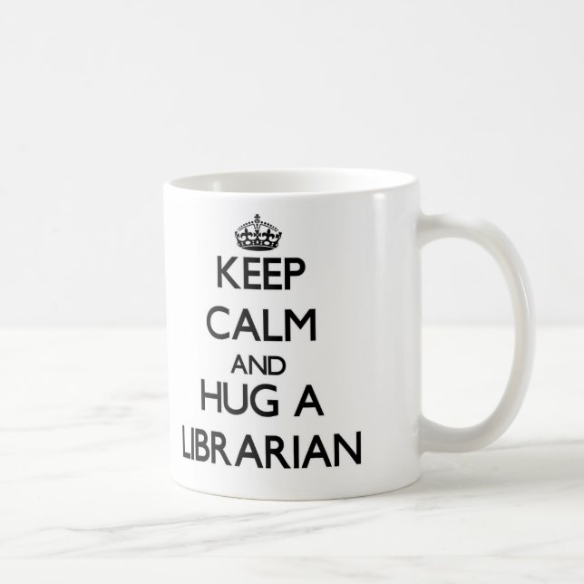 Taza De Café Guarde la calma y abrace a un bibliotecario (Derecha)