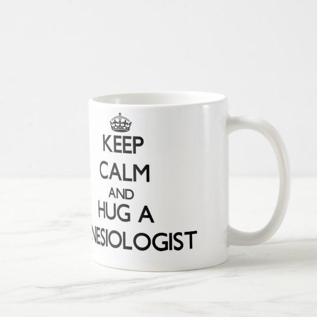 Taza De Café Guarde la calma y abrace a un Kinesiologist (Derecha)