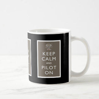 Taza De Café Guarde la calma y al piloto en el dirigible de
