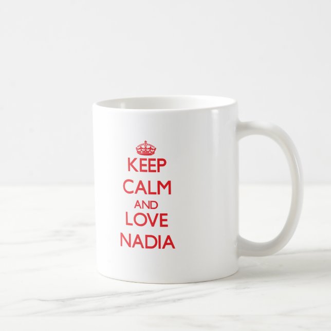 Taza De Café Guarde la calma y ame a Nadia (Derecha)