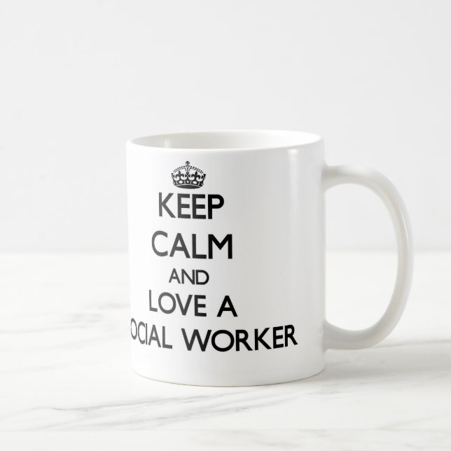 Taza De Café Guarde la calma y ame a un asistente social (Derecha)