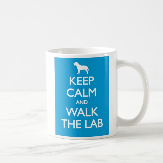 Taza De Café Guarde la calma y camine el Labrador (Derecha)