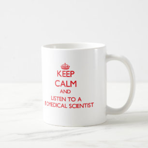 Taza De Café Guarde la calma y escuche un científico biomédic