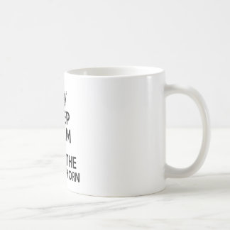 Taza De Café Guarde la calma y juegue la trompa