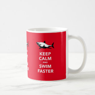 Taza De Café Guarde la calma y nade (con el tiburón blanco) un
