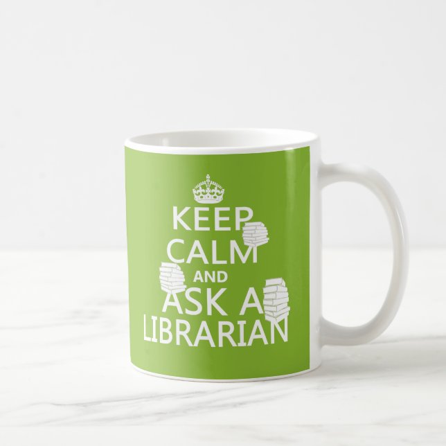 Taza De Café Guarde la calma y pregunte a bibliotecario (Derecha)