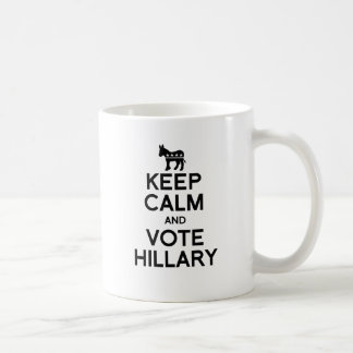 Taza De Café GUARDE la CALMA Y VOTE HILLARY.png