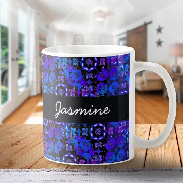 Taza De Café Guay Groovy Boho Moda retro Hippie morado azul (A hippie inspired coffee mug with cool retro pattern in a groovy style, in blues and purples)
