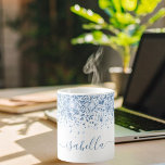 Taza De Café Guión de nombre de purpurina azul blanco<br><div class="desc">Un fondo blanco y elegante, decorado con un polvo azul falso purpurina. Personalice y agregue su nombre escrito con un guión de estilo con letras a la mano con las barras. Para que los cambios sólo eliminen el nombre del ejemplo, deje los espacios o la emoji delante y después del...</div>