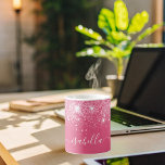 Taza De Café Guión de nombre de purpurina rosado plateado<br><div class="desc">Fondo femenino rosa,  decorado con un polvo falso purpurina. Personalice y agregue su nombre escrito con un guión de estilo con letras a la mano con las barras. Para que los cambios sólo eliminen el nombre del ejemplo,  deje los espacios o la emoji delante y después del nombre.</div>