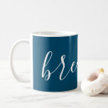 Taza De Café Guión Inspirador blanco azul moderno<br><div class="desc">Un magnífico tazón azul con la palabra "respirar" en una moderna y elegante fuente de escritura. Maravilloso como regalo.</div>