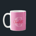 Taza De Café Guión manuscrito Quirky Whimsy Monogramado Rosa<br><div class="desc">Rellene sus mañanas con este guión escrito a mano Quirky Whimsy Monogrammed Coffee Mug! Con una juguetona tipografía roja sobre un fondo rosado,  este moderno diseño muestra su monograma y nombre en un estilo divertido y caprichoso. Una elección elegante y estética para los amantes del pop-up.</div>