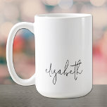 Taza De Café Guión Minimalista de nombre elegante<br><div class="desc">La taza minimalista de café muestra tu nombre en negro en un estilo con letras de moda. COINCIDIENDO elementos de nuestra colección.</div>