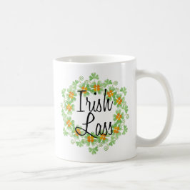 Taza De Café Guirnalda irlandesa del trébol de la muchacha