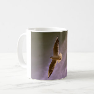 Taza De Café Gull volando sobre un rompecabezas de fondo nublad
