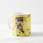 Taza De Café Gustav Klimt Stoclet Frieze<br><div class="desc">[Recordatorio especial] Este producto está diseñado utilizando una imagen en formato JPG de alta definición con dimensiones de 7152 x 2004 píxeles a 300 ppp.*** El "Stoclet Frieze" de Gustav Klimt es un impresionante ejemplo de Art Nouveau, con una serie de figuras doradas y alargadas en diferentes poses, entrelazadas con...</div>