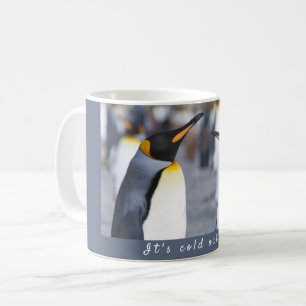 Taza De Café Hace frío afuera de la foto del Rey Pingüino con