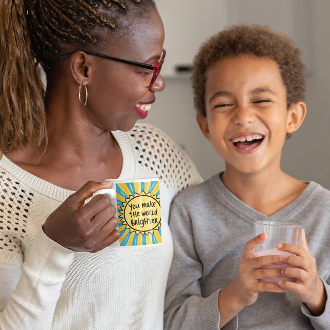 Taza De Café Haces El Mundo Más Brillante (Thank someone special with this fun, "You make the world brighter" sun mug! )