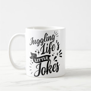 Taza De Café Haciendo Malabarismos con las Pequeñas Bromas de l