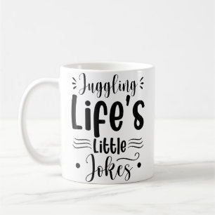 Taza De Café Haciendo Malabarismos con las Pequeñas Bromas de l