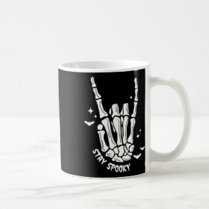 Taza De Café Halloween sobre las manos de Skeleton