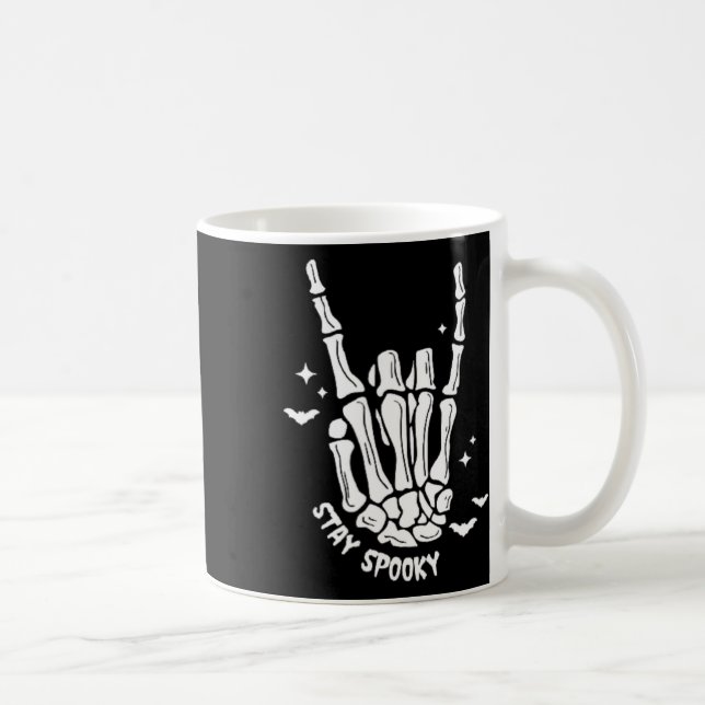 Taza De Café Halloween sobre las manos de Skeleton (Derecha)