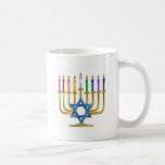 Taza De Café Hanukkah Candles Rainbow Gold Menorah<br><div class="desc">Está viendo la colección Lee Hiller Designs of Home and Office Decor, Apparel, Gifts and Collectibles. Los diseños incluyen la fotografía Lee Hiller y la colección de arte digital de medios mixtos. Puedes ver su fotografía de la naturaleza en http://HikeOurPlanet.com/ y seguir su blog de senderismo dentro del Parque Nacional...</div>