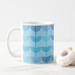 Taza De Café Hanukkah Chanukah Chanukkiah Menorah Pattern Blue<br><div class="desc">Patrón de Menorah de Hanukkah Chanukkiah en azul. Bonito diseño geométrico judaico minimalista para el festival judío de las luces.</div>