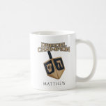 Taza De Café Hanukkah Cute Dreidel Festival de Campeones<br><div class="desc">Celebren Hanukkah con orgullo y humor mientras se reúnen con toda la familia. Este diseño gráfico del festival es un regalo perfecto para las vacaciones. Ya sea por tu vecino,  familia,  esposo,  tío o novio</div>