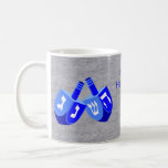 Taza De Café Hanukkah Dreidels En Niños Azules Añade Tu Nombre<br><div class="desc">Esta divertida taza de Hanukkah en blues vibrante contra un falso fondo plateado hace un regalo divertido para niños... y adultos. Añade tu nombre a esta taza de vacaciones usando la plantilla de texto fácil, o borra la frase si te gustan tus tazas sin texto. El diseño original de doble...</div>