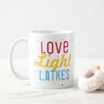 Taza De Café Hanukkah Fiesta Love Light Latkes Personalizado<br><div class="desc">¡Nuestro Fiesta de Hanukkah Love Light Latkes Personalizado Funny Coffee Mug atraerá a todos al espíritu de las fiestas! Vestir su café matutino para las vacaciones. Una taza personalizada es un gran regalo de vacaciones para familias, amigos y clientes especiales. El dicho colorido y humorístico destaca en el fondo negro...</div>