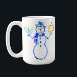 Taza De Café Hanukkah judío lindo muñeco de nieve Menorah Star<br><div class="desc">¡Celebren las festividades judías con este adorable Chanukah Snowman! Graciosos regalos de Chrismukkah para niños, chicas. ¡Compra regalos Chanukah a juego para toda la familia! Grandes regalos para nietos de abuelos. Bubbeh Bubbee Bubbie Zaydeh Zaydee divertida idea de Dads Funny Hanukkah para su hijo, hija. Gran idea para los amigos...</div>