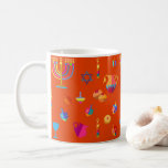 Taza De Café Hanukkah Menorah enciende el símbolo de oro de vac<br><div class="desc">Café Rojo Mug con Hanukkah Oro Menorah Luces y Hanukkkah símbolos tradicionales de vacaciones. Decoración Con Logo De Hanukkah. Israel,  Jerusalén. Diseño moderno Sofiartmedia. Hogar,  Cocina y Comida,  Artículos de Tapado,  Mugs & Cups. Oro Decorativo Judaica y Ornamento Rojo. 2022</div>