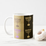 Taza De Café Hanukkah Menorah enciende el símbolo de oro de vac<br><div class="desc">Coffee Mug con el símbolo del festival Gold Menorah de Hanukkah Festival de Oro de Menorah,  patrón decorativo. Decoración Con Logo De Hanukkah. Israel,  Jerusalén. Diseño moderno Sofiartmedia. Hogar,  Cocina y Comida,  Artículos de Tapado,  Mugs & Cups. Ornamento de oro decorativo Judaica.</div>