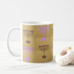 Taza De Café Hanukkah Menorah ilumina el símbolo de oro de vaca<br><div class="desc">El tazón de café dorado con el símbolo del festival Hanukkah Gold Menorah Luces Holiday,  patrón decorativo. Decoración Con Logo De Hanukkah. Israel,  Jerusalén. Diseño moderno Sofiartmedia. Hogar,  Cocina y Comida,  Artículos de Tapado,  Mugs & Cups. Ornamento de oro decorativo Judaica.</div>
