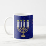 Taza De Café Hanukkah Oro Menorah Regalo O Cocina De Vacaciones<br><div class="desc">Elija esta elegante taza de oro y azul profundo Hanukkah como regalo para alguien especial o construya un set para su propia cocina de vacaciones. Este diseño de menorah de tono dorado con nueve velas blancas puestas sobre un fondo de azul marino brillante falso es mi diseño original y se...</div>