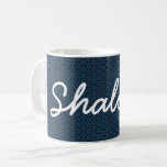 Taza De Café Hanukkah Shalom Inicio de David Blue White Mug<br><div class="desc">Diga "Shalom" cada día con esta hermosa taza de Star of David que presenta la palabra "Shalom" en un moderno tipo de letra de escritura. El texto es personalizable. Maravilloso como regalo para Hanukkah y otras vacaciones.</div>