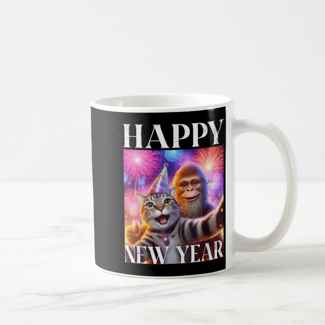 Taza De Café Happy New Year 2026 Funny Cat Bigfoot Party Art  (Derecha)