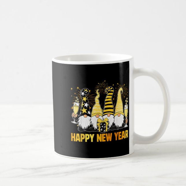 Taza De Café Happy New Year 2026 Gnomes Drinking Champagne New  (Derecha)