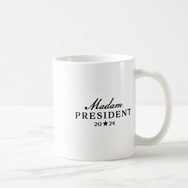 Taza De Café Harris Simple Script Feminine Madam President 2024 (Derecha)