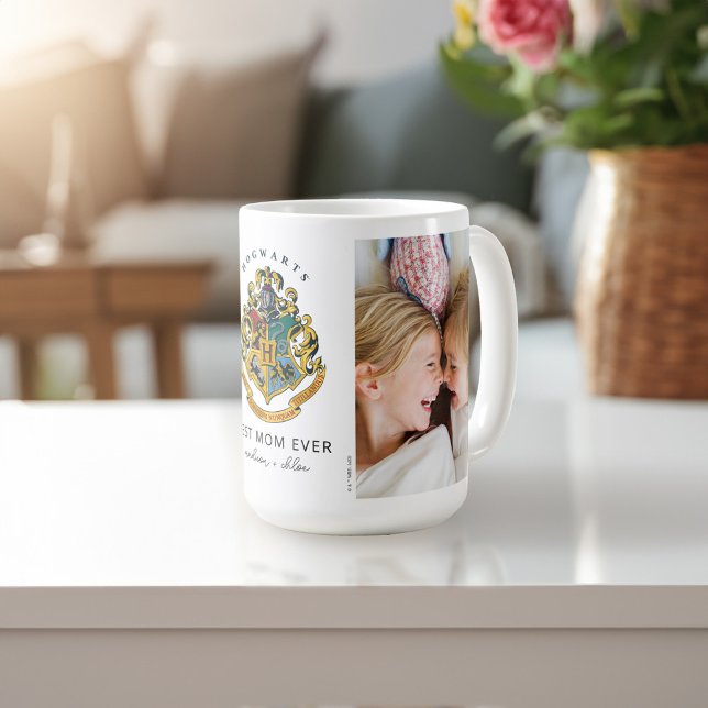 Taza De Café Harry Potter | Escudo de Hogwarts - La mejor mamá  (Mug on table)